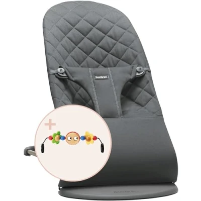Abbildung von BabyBjörn Babywippe Bliss, Gewebt, Klassische Steppung, Anthrazitgrau mit Spielzeug für Babywippe, Fröhliche Augen
