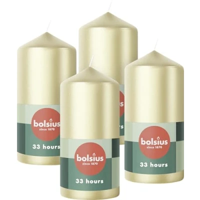 Abbildung von Bolsius Glatte Stumpenkerzen Metallic Silber 4 Stück 12 x 6 cm Dekorative Haushaltkerzen Länge Brenndauer 33 Stunden Unparfümierte Enthält Natürliches Pflanzenwachs Ohne Palmöl