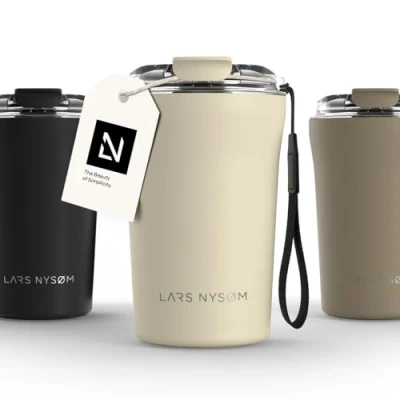 Abbildung von LARS NYSØM Thermo Kaffeebecher to go mit Trageschlaufe &amp; Tritan Deckel Travel Mug 0,38 Liter Isolierung Auslaufsicherer Edelstahl Thermobecher für Café Tee (Almond Beige, 380ml)