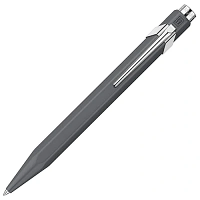 Abbildung von Caran d&#039;Ache Kugelschreiber 849 Classic Line Grau lackiert Strichstärke: M, Schriftfarbe: Blau, Länge: 13 cm, 0846.495, Schwarz