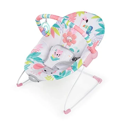 Abbildung von Bright Starts, Flamingo Vibes Babywippe mit Beruhigenden Vibrationen, Spielbogen 2 Spielzeugen, 3 Punkte Gurt Sitz, Maschinenwaschbares Sitzpolster, ab der Geburt bis 9kg