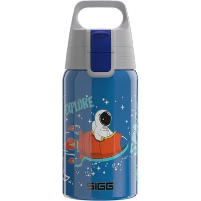 Abbildung von SIGG Edelstahl Trinkflasche Kinder Shield One Space Für Kohlensäurehaltige Getränke Geeignet Auslaufsicher Federleicht BPA frei Sport &amp; Schule Blau mit Astronauten 0,5L