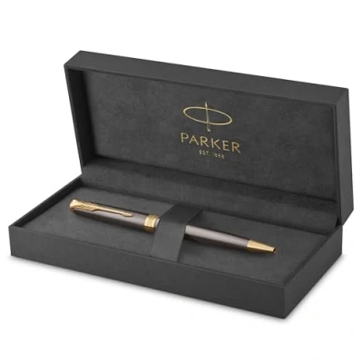 Abbildung von Parker Sonnet Kugelschreiber grau lackiert mit goldenen Zierteilen mittlere Spitze Nachfüllpackung schwarze Tinte Geschenkbox perfekte Geschenke zum Schulabschluss