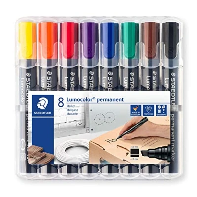 Abbildung von STAEDTLER permanent Marker Lumocolor, Keilspitze 2 mm oder 5 mm, wisch und wasserfest, nachfüllbar, farbintensiv, geruchsarm, 8 Farben in der aufstellbaren Box, 350 WP8