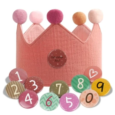 Abbildung von URAQT Geburtstagskrone Kinder, Stoff, Geburtstag Kinderkrone, Krone für Jungs Mädchen mit Happy Birthday Spruchband und Auswechselbaren Zahlen von 0 9 (Rosa)