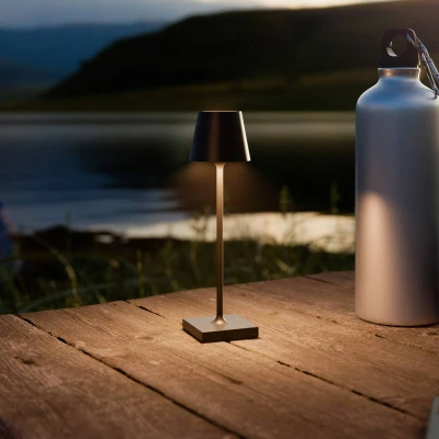 Abbildung von SIGOR Nuindie pocket Dimmbare kleine LED Akku Tischlampe Indoor &amp; Outdoor, IP54 spritzwassergeschützt, Höhe 21 cm, aufladbar mit USB C, 7 h Leuchtdauer, nachtschwarz