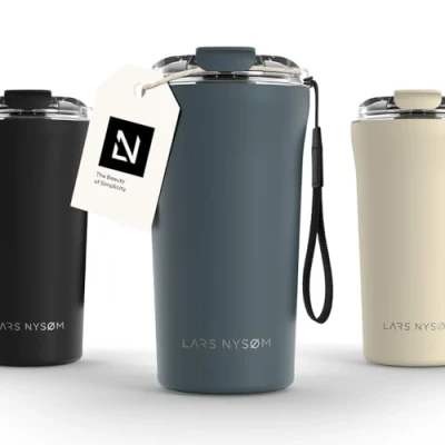 Abbildung von LARS NYSØM Thermo Kaffeebecher to go mit Trageschlaufe &amp; Tritan Deckel Travel Mug 0,5 Liter Isolierung Auslaufsicherer Edelstahl Thermobecher für Café Tee (Stone Blue, 500ml)
