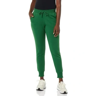 Abbildung von Amazon Essentials Damen Fleece Jogginghose Mit Bündchen (In Übergrößen Erhältlich), Dunkelgrün, M