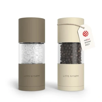 Abbildung von LARS NYSØM Salz und Pfeffer Mühlen Set aus Edelstahl mit einstellbarem Keramik Mahlwerk 2 Stück I Design Gewürzmühlen Manuell (2er Set) (Brown/Beige)
