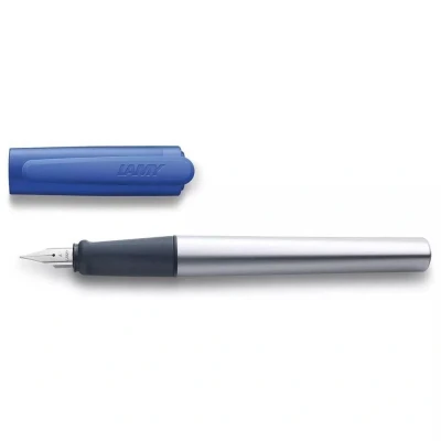 Abbildung von Lamy nexx blue Füller Füllhalter mit rutschfestem Griff &amp; polierter Stahlfeder in Strichbreite M dreieckiges Gehäuse aus Aluminium inkl. Tintenpatrone T 10 blau Rechtshänder