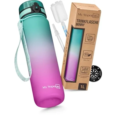 Abbildung von My Vesperbox Trinkflasche 1L Auslaufsicher &amp; BPA frei für Kinder Erwachsene inkl. Ersatzdichtung, Reinigungsbürste, Fruchtsieb optionalem Strohhalm Ideal Schule, Büro, Sport Freizeit
