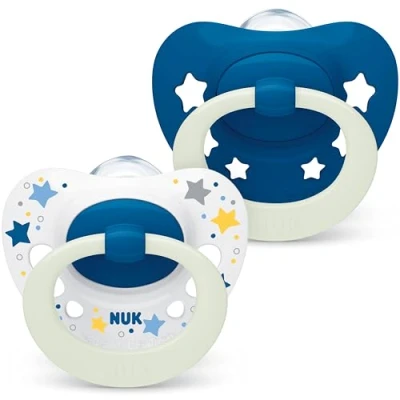 Abbildung von NUK Signature Night Babyschnuller 6 18 Monate Beruhigt 95 % der Babys BPA freie Silikonschnuller in Herzform Leuchtet im Dunkeln Mit Etui Blaue Sterne 2 Stück