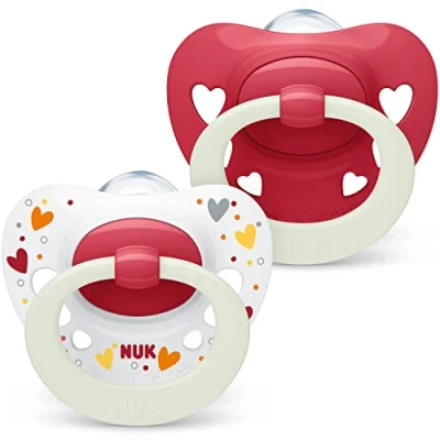 Abbildung von NUK Signature Night Babyschnuller 0−6 Monate Beruhigt 95 % der Babys BPA freie Silikonschnuller in Herzform Leuchtet im Dunkeln Mit Etui Rote Herzen 2 Stück