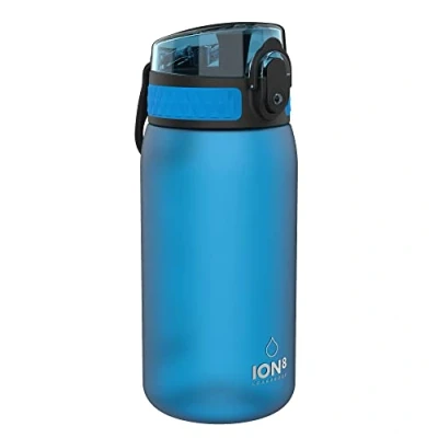 Abbildung von Ion8 Kinder Trinkflasche, 350ml, Auslaufsicher, Einhandöffnung, Sichere Verriegelung, Spülmaschinenfest, BPA frei, Tragegriff, Klappdeckel, Leicht zu Reinigen, Klimaneutral, Blau