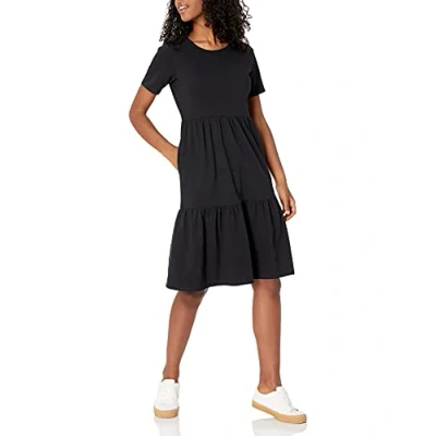 Abbildung von Amazon Essentials Damen Kurzärmliges, gestuftes Kleid mit Rundhalsausschnitt, Schwarz, L