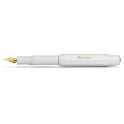 Abbildung von Kaweco CLASSIC SPORT Füllhalter White mit vergoldeter Edelstahlfeder und Iridiumspitze für Tintenpatronen I Füllfederhalter 13 cm Füller in Weiß Federbreite: B (Breit)
