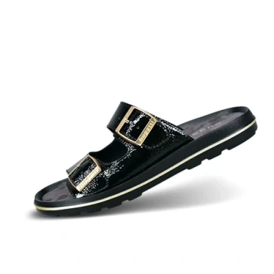 Abbildung von bugatti Damen Pantolette aus schwarzem Lackleder mit doppelten Riemen, metallischen Schnallendetails, leichten EVA Sohlen und elegantem Sommerstil schwarz 38 EU