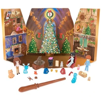 Abbildung von Wizarding World Harry Potter Magical Minis Adventskalender 2023 mit Mini Zauberstab, 3 Spielfiguren und weiteren Überraschungen, Spielzeug für Kinder ab 6 Jahren, Fanartikel