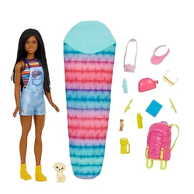 Abbildung von Barbie HDF74 Doppelpack! Camping Brooklyn Puppe (brünett mit geflochtenen Zöpfen, ca. 29 cm) Hündchen, Rucksack, Schlafsack, 10 Zubehörteilen, Geschenk für Kinder ab 3 Jahren