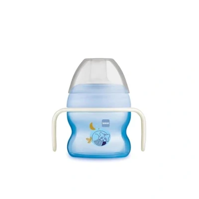 Abbildung von MAM Starter Cup Night Baby Trinklernbecher (150 ml), Trinkflasche für erste Trinkversuche, Schnabelbecher mit leuchtenden und rutschsicheren Griffen, ab 4 Monaten, Waschbär