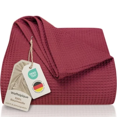 Abbildung von LAYNENBURG Premium Tagesdecke 180 x 220 cm Waffelpique 100% Baumwolle leichte Wohndecke Waffeloptik Baumwolldecke als Bett Überwurf, Sofa Couch Überwurf Decke (Bordeaux)