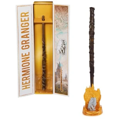 Abbildung von Wizarding World Harry Potter Authentischer Hermine Granger Zauberstab aus Kunststoff mit Hogwarts Halterung, ca. 30,5 cm, Spielzeug für Kinder ab 14 Jahren, Fanartikel