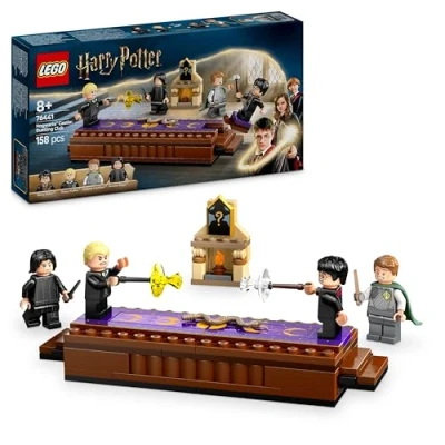 Abbildung von LEGO Harry Potter Schloss Hogwarts: Duellierclub, Bauset mit 4 Minifiguren inkl. Draco Malfoy, Gilderoy Lockhart &amp; Severus Snape, Set Funktion zum Umstürzen für Jungen Mädchen ab 8 Jahren 76441
