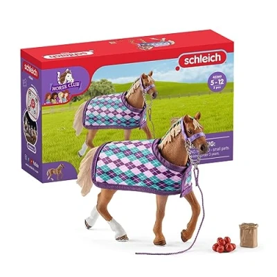 Abbildung von schleich HORSE CLUB 42360 5 Teiliges Pferde Figuren Set Englisches Vollblut Realistische Turnierpferd Figur mit Zubehör wie Satteldecke, Leine, Äpfeln Kreatives Spielzeug ab Jahren