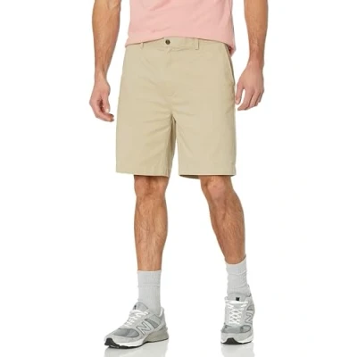 Abbildung von Amazon Essentials Herren Klassisch Geschnittene Chinoshorts, 23 cm, Hellbraun, 30W