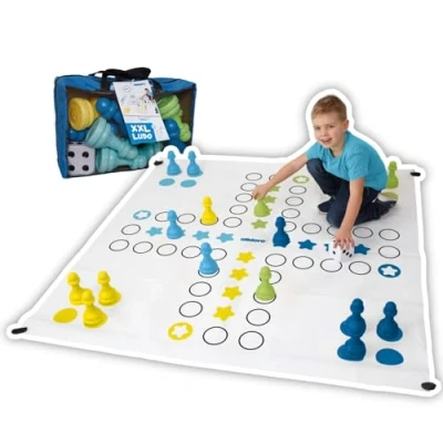 Abbildung von alldoro 60060 Garten Ludo, XXL Outdoor Brettspiel mit 16 Spielfiguren und Würfel, Riesenludo Tragetasche, große Garden Matte Laufspiel Muster, Spiel für Kinder ab 3 Jahre Erwachsene