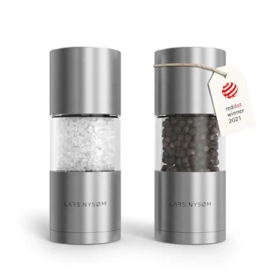 Abbildung von LARS NYSØM Salz und Pfeffer Mühlen Set aus Edelstahl mit einstellbarem Keramik Mahlwerk 2 Stück I Design Gewürzmühlen Manuell (2er Set) (Stainless Steel)