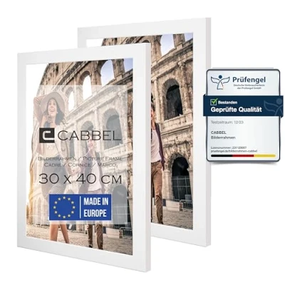 Abbildung von CABBEL Doppelpack (2er Set) Bilderrahmen 30x40 cm, Weiß, stabiles MDF Holz Rahmen, bruchsicherem Plexi Glas, zum Aufhängen, ideal für Fotos/Bilder/Collage