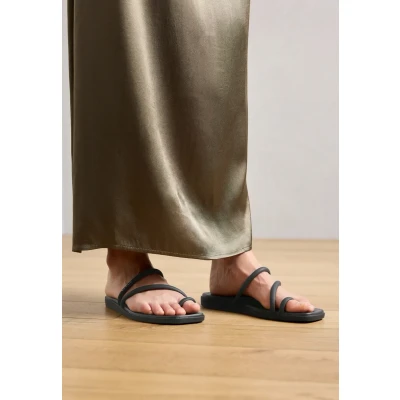 Abbildung von Crocs Herren Miami Toe Loop Sandal Sandalen, Black, 42/43 EU