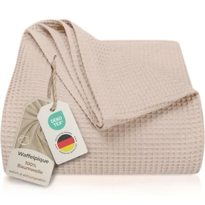 Abbildung von LAYNENBURG Premium Tagesdecke 180 x 220 cm Waffelpique 100% Baumwolle leichte Wohndecke Waffeloptik Baumwolldecke als Bett Überwurf, Sofa Couch Überwurf Decke (beige)