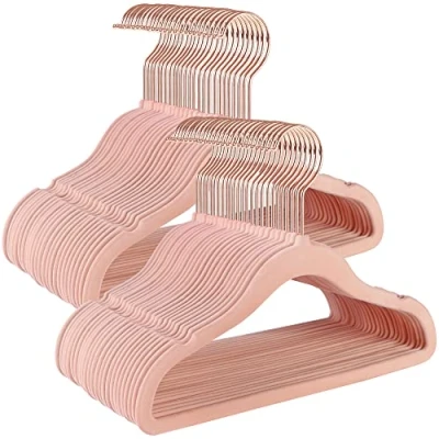 Abbildung von SONGMICS Kinderkleiderbügel, 50er Set Kleiderbügel Kinder, Baby Kleiderbügel, Bügel Samt, 360 drehbarer Haken in Roségold, platzsparend, rutschfest, für Kleiderschrank, pastellrosa CRF027P01