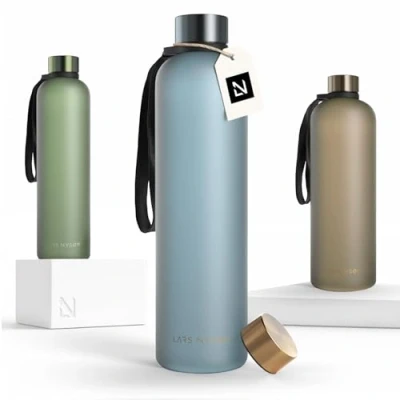Abbildung von LARS NYSØM Trinkflasche 1l Wasserflasche 1000ml Ultraleichte Tritan Sport Flasche auslaufsicher, Kohlensäure geeignet für Sport, Büro, Yoga 2 Deckel inkludiert (Blue Gold, 1000ml)
