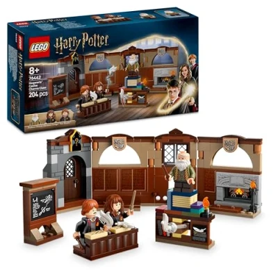 Abbildung von LEGO Harry Potter Schloss Hogwarts: Zauberkunstunterricht, Set mit 3 Minifiguren, inkl. Hermine Granger &amp; Ron Weasley, Wingardium Leviosa Funktion, Spielzeug für Mädchen Jungen ab 8 Jahren 76442