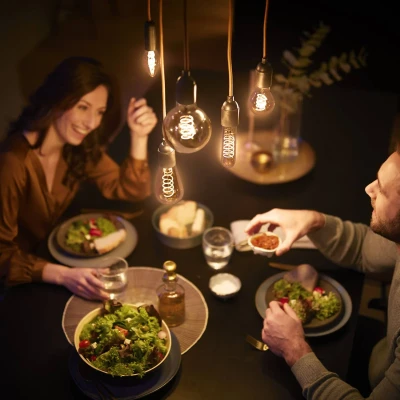 Abbildung von Philips LEDclassic E14 Lampe Gold, ersetzt 25W, warmweiß (2200 Kelvin), Dekolampe, dimmbar