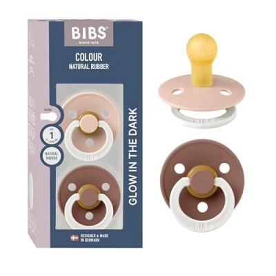 Abbildung von BIBS Colour Glow Schnuller 2er Pack. BPA frei. Leuchtet im Dunkeln. Kirschform Nippel. Naturkautschuk/Latex. Hergestellt in Dänemark. Größe 1 (0 6 Monate). Blush Glow/Woodchuck