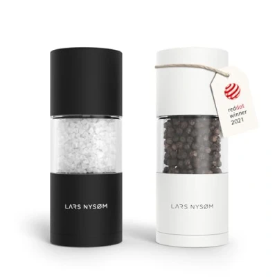 Abbildung von LARS NYSØM Salz und Pfeffer Mühlen Set aus Edelstahl mit einstellbarem Keramik Mahlwerk 2 Stück I Design Gewürzmühlen Manuell (2er Set) (Black/White)