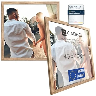 Abbildung von CABBEL Doppelpack (2er Set) Bilderrahmen 40x40 cm, Eiche, stabiles MDF Holz Rahmen, bruchsicherem Plexi Glas, zum Aufhängen, ideal für Fotos/Bilder/Collage