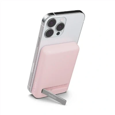 Abbildung von Belkin magnetische 5000 mAh Powerbank, externer Handy Akku, kompatibel mit MagSafe, Passthrough Ladefunktion und Ständer, 7,5 W Ausgang, 10 Eingang, iPhone 16/iPhone 15 Rosa