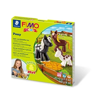 Abbildung von Staedtler 8034 08 LY Fimo kids form&amp;play Set Pony (superweiche, ofenhärtende Knete, kinderleichte Anleitung, wiederverschließbare Box, mit 4 Blöcken, 1 Modellierstab und Spielkulisse)