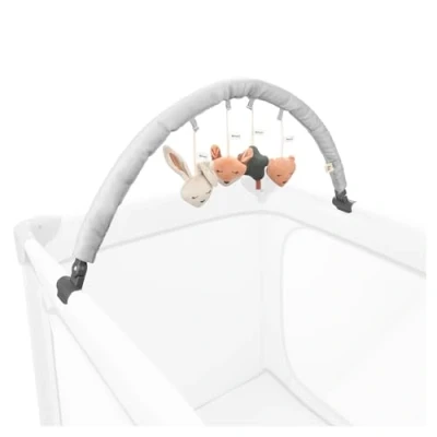 Abbildung von hauck Baby Spielbogen für Reisebetten mit Liegenflächenbreite bis 60 cm, Motorikspielzeug Rassel Unterwegs und Daheim, ab Geburt, Verstellbar, Klappbar (Forest)