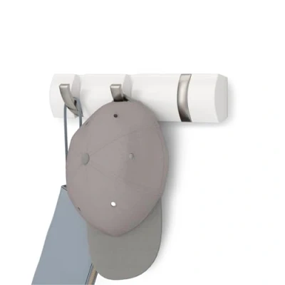 Abbildung von Umbra Flip 3 Garderobenhaken Moderne, Schlichte und Platzsparende Garderobenleiste mit Beweglichen Haken für Jacken, Mäntel, Schals, Handtaschen Mehr, Hochglanz Weiß