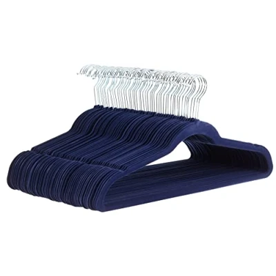 Abbildung von Amazon Basics Kleiderbügel für Anzüge, aus Samt, schmal, rutschfest, 50 Stück, Marineblau, Silber