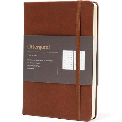 Abbildung von Ottergami Bullet Journal Notizbuch gepunktet Hochwertiges, dickes Papier mit 150 g/m² und 144 Seiten The Pro A5 dotted Bulletjournal Punktraster Veganer Ledereinband