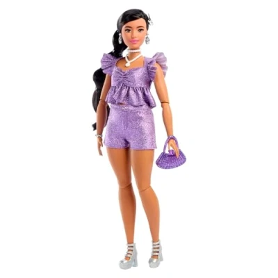 Abbildung von Barbie Deluxe Style Puppe #8 mit violettem Metallic Top und funkelnden Shorts, schwarzen geflochtenen Haaren verschiedenen Accessoires wie Perlenschmuck Handtasche, JFP44