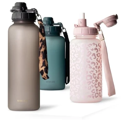 Abbildung von MAMEIDO Trinkflasche 1,5l mit Strohhalm &amp; Zeitmarkierung als Trinkerinnerung, Wasserflasche auslaufsicher, Sportflasche BPA frei, Gym Water Bottle, Flasche aus Tritan (Urban Taupe, 1500ml)