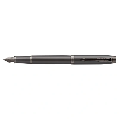 Abbildung von Parker IM Monochrome Füller Oberfläche und Zierteile in Dunkelgrau Metallic Füllfederhalter mit mittlerer Feder blauer Tinte Geschenkbox